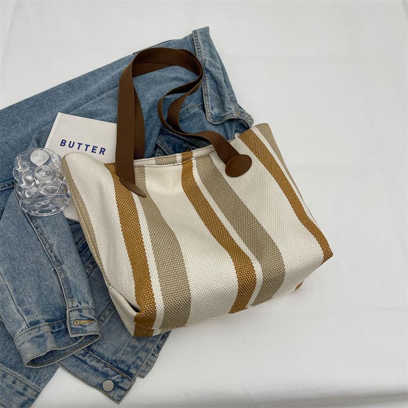 Холщовая большая сумка в контрастную полоску Женская сумка на плечо под мышками бежевый — фото 10