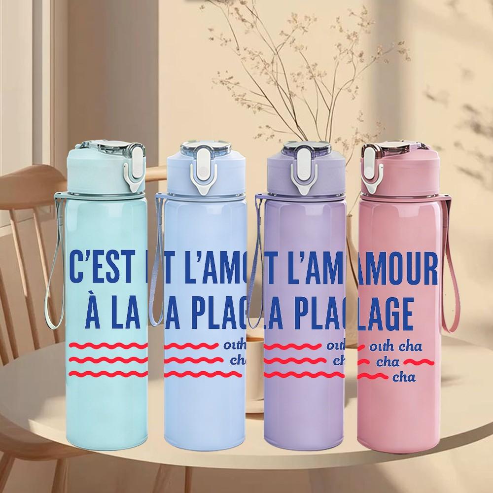 1PC C'est L'Amour A La Plage Letter 750ml Color Plastic Sports Water Bottle Leakproof Flip Straw Lid Suitable for Sports Office Home Use