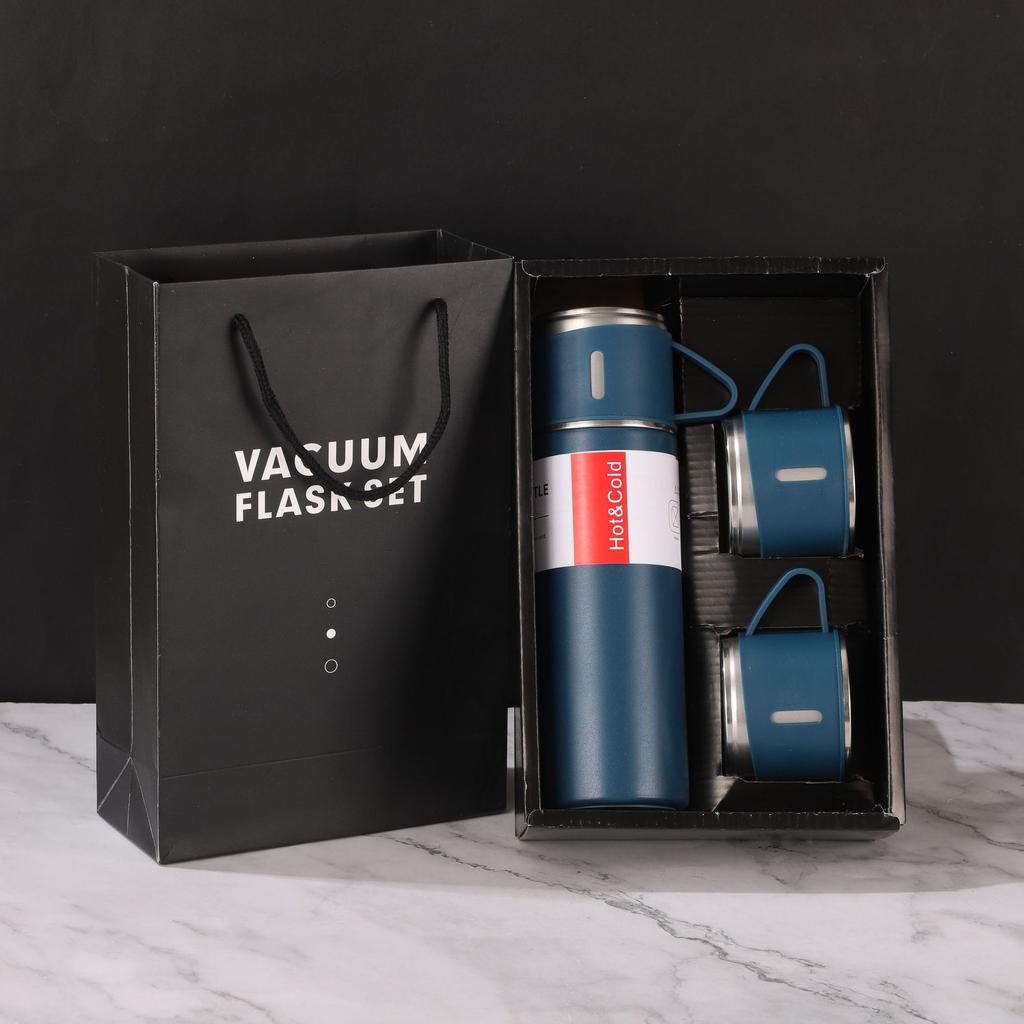 Becher aus Edelstahl 304. Hochwertiges Geschenkset. Eine tragbare 700-ml-Business-Teetasse mit drei Deckeln.