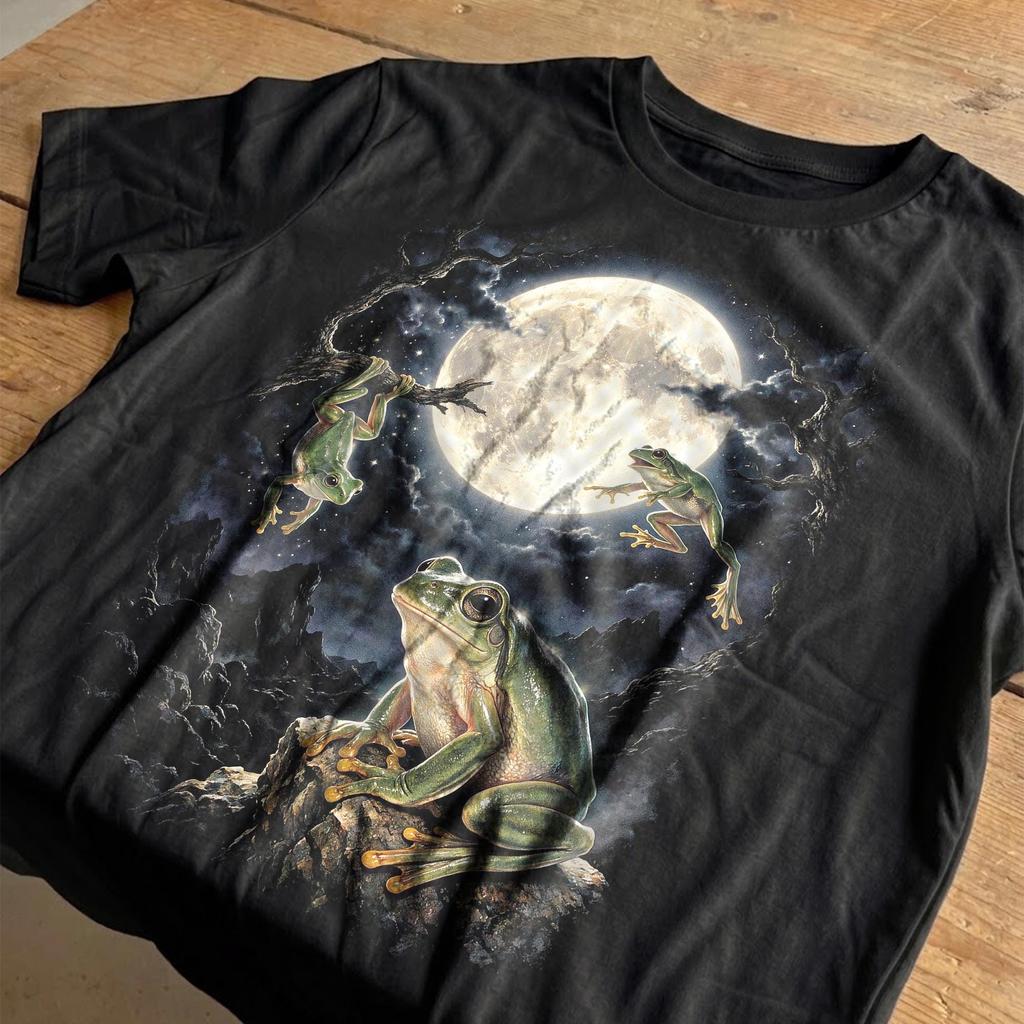 Frog Shirt, Vintage Cottagecore Graphic Tee, Moonlight Frog Nature Shirt, Retro Wildlife T-Shirt, Frog Lover Gift, Animal Lover Unisex Tee