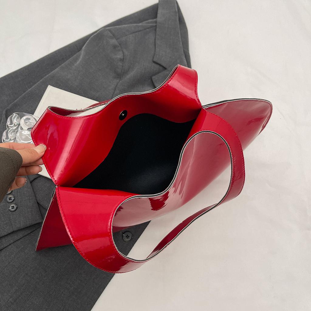 Fashion Shoulder Bag forWomen Unique Heart Shape Lightweight PU Large Capacity Magnetic Closure For Daily Use Travel Photography