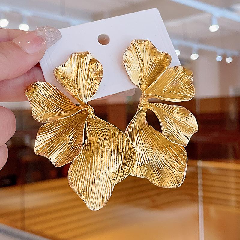 

Steel needle flower metal stud earrings niche temperament versatile cold wind earrings fashion light luxury high sense earrings