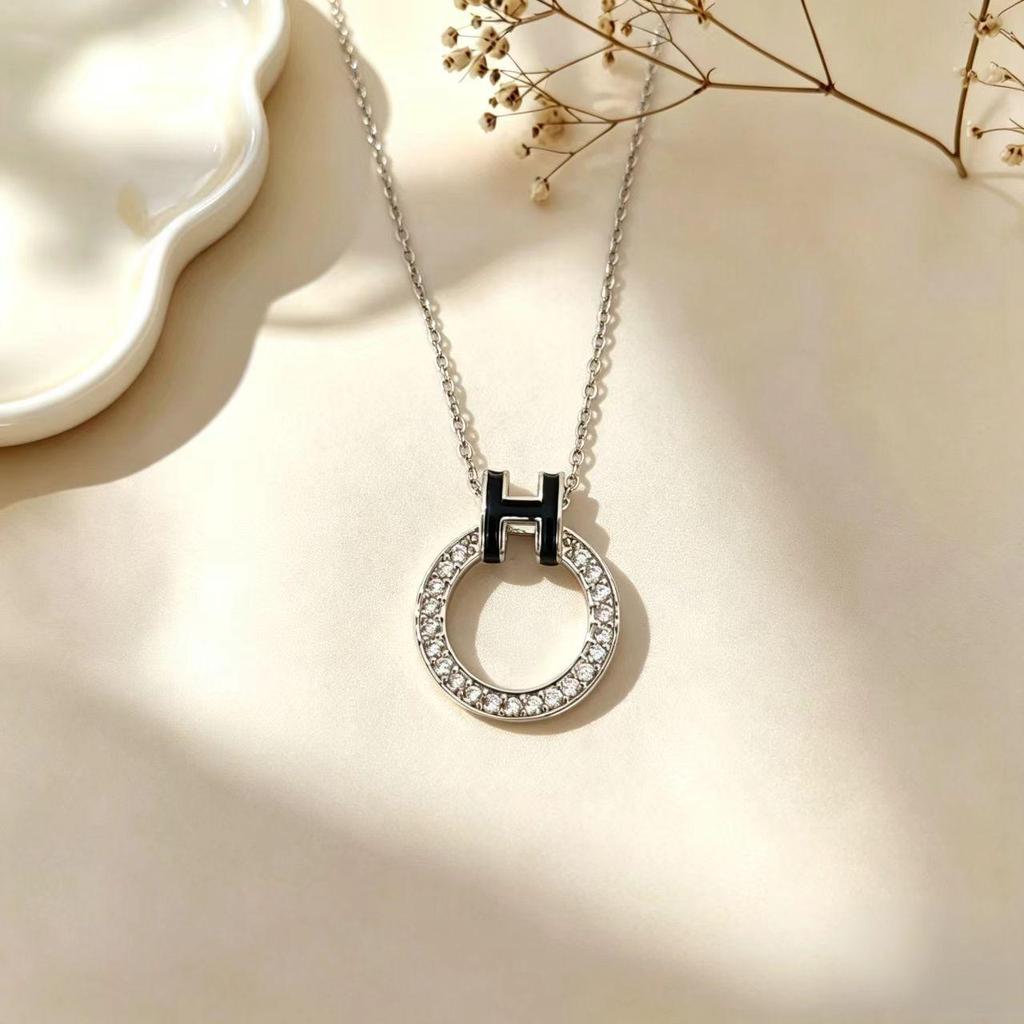 Elegant Cat Pendant Necklace: Fresh Design with Micro-Set Zircons for Women - Light Luxury & High-End Feel; Perfect Clavicle Chain Accessory.