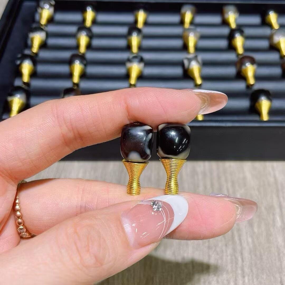 

Браслет из натурального красного и черного агата с головой Будды и золотыми линиями