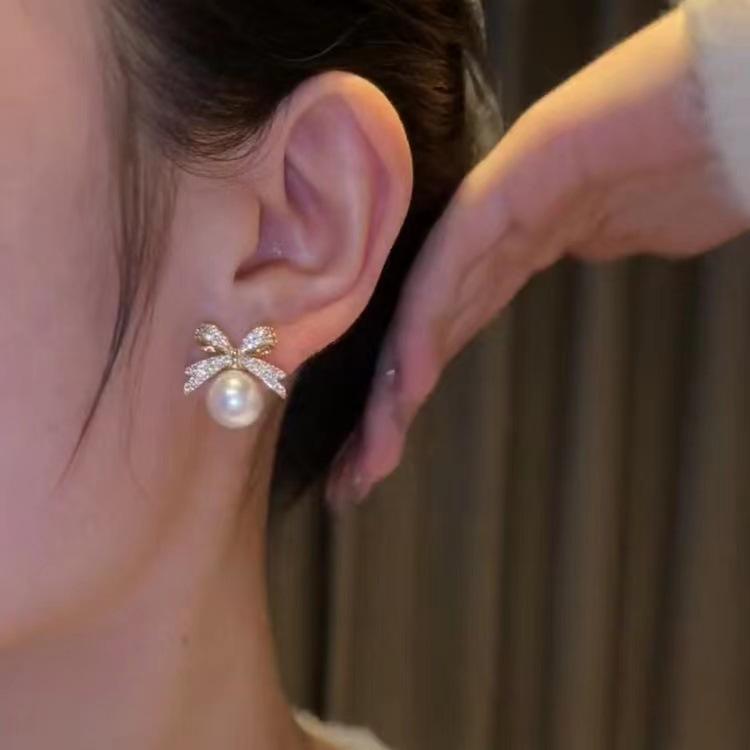 

Набор из жемчуга и бриллиантовых заклепок