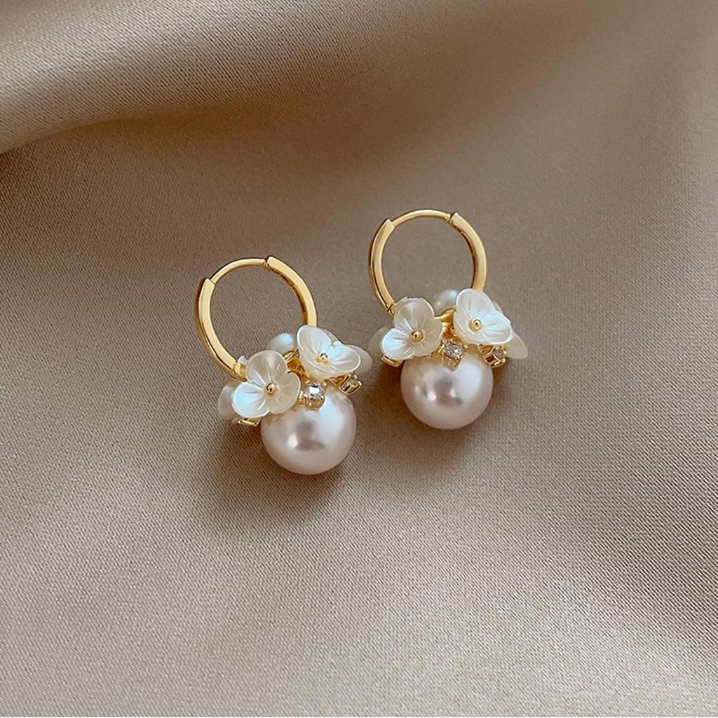 Orecchini Estivi di Fiori Dolci: Versatili Borchie di Alta Gamma con Ago in Argento 925