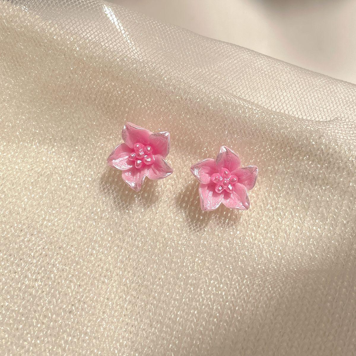 

Вишукані маленькі квіткові сережки-гвоздики Елегантний металевий олійний живопис Особисті сережки для жінок Модні вечірні прикраси Подарунки рожевий