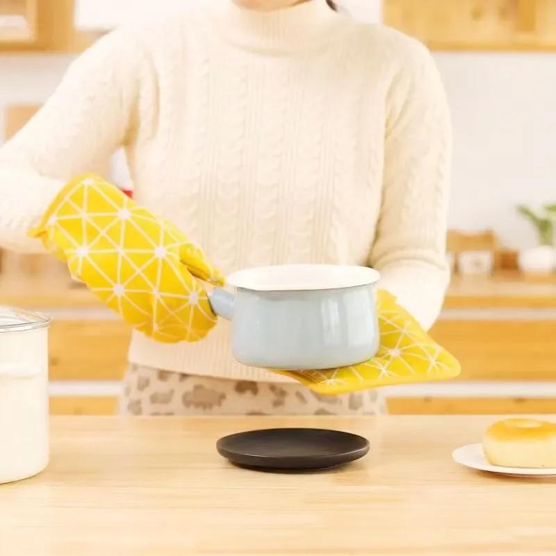 Household Thickened Insulation Gloves Oven Baking Anti-scalding High Temperature Resistant Gloves Kitchen Steamer Microwave