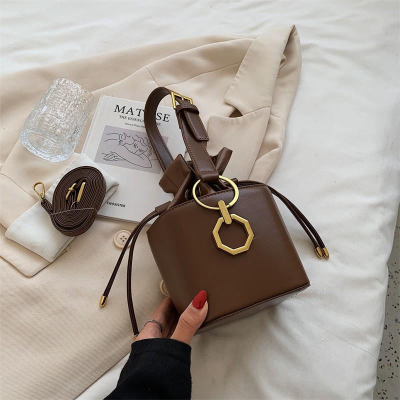

Internet Celebrity Bag Female 22 Niche Design Portable Drawstring Bucket Western-style Retro One-shoulder Cross-body коричневий