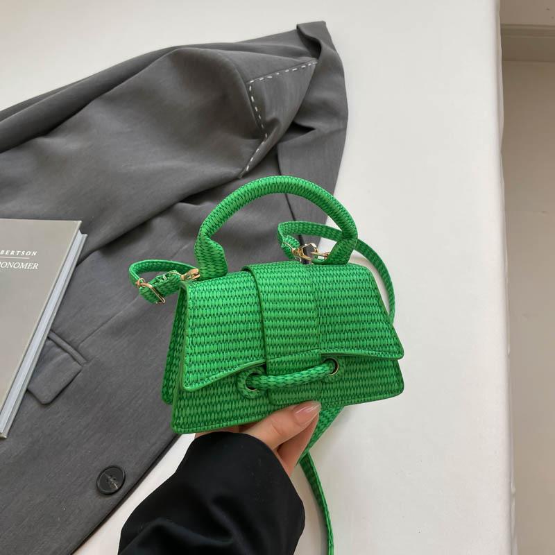 French niche texture portable small bag women's 2025 spring fashion hourglass small square bag versatile trendy messenger bag