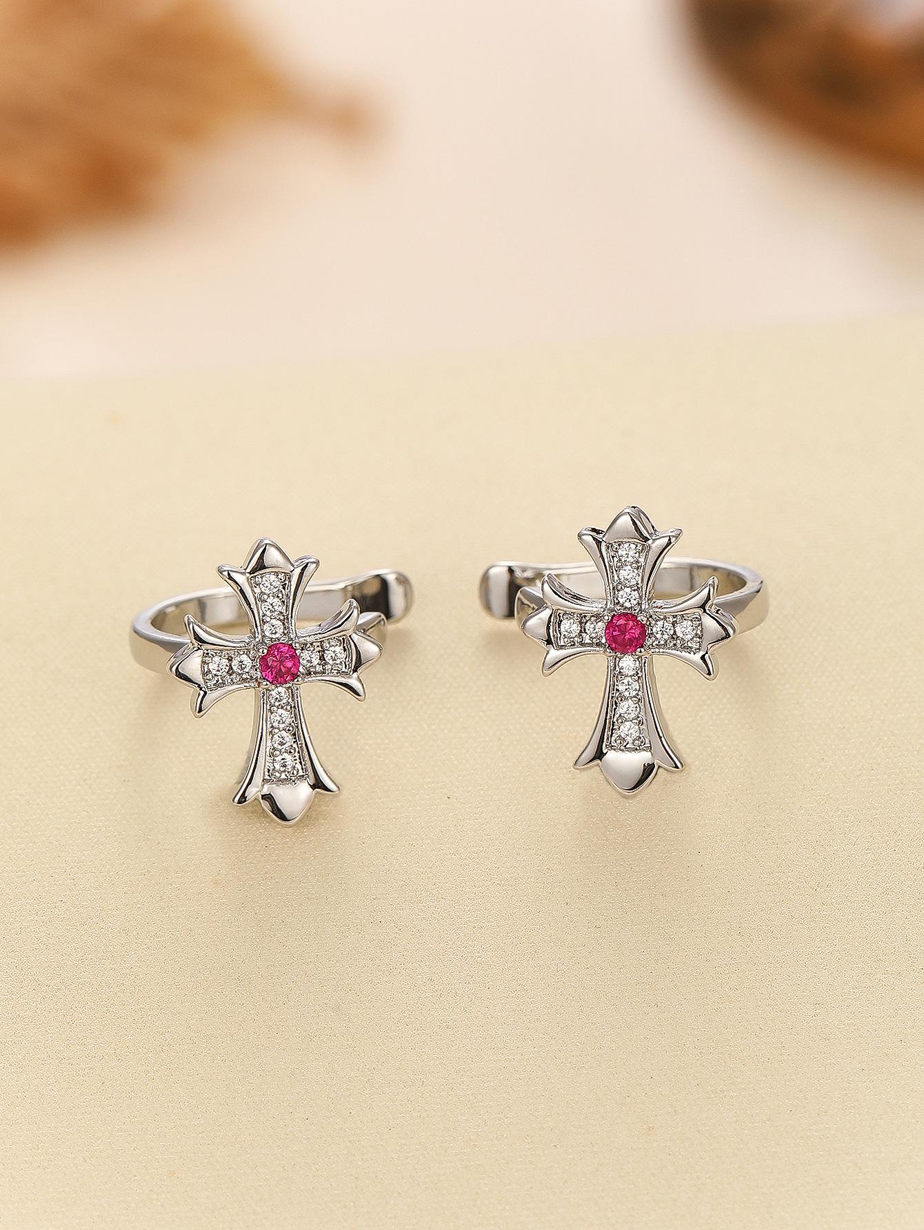 

Изысканный женский кафф на ухо в виде креста с цирконом и красным корундом - Не требует пирсинга