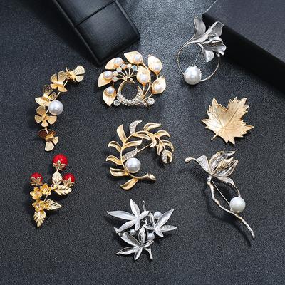 Spilla vintage da donna in metallo opaco con fiore e foglia, spilla con perle e cristalli, design distintivo, pianta, corsage