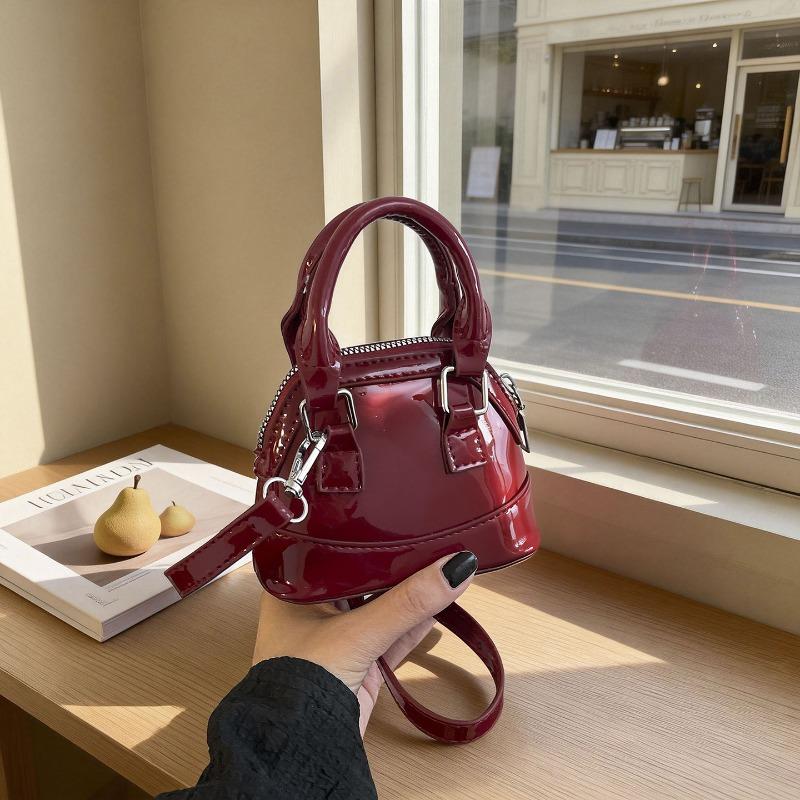 Elegantní lakovaná módní malá crossbody taška přes rameno s designem mušle