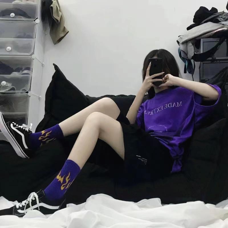 Calzini Trendy di Marca Europea e Americana con Fiamma Bianchi Rosa Neri Viola Street Skateboarding Trend Calzini Sportivi a Mezza Gamba in Puro Cotone