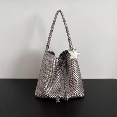 Borsa intrecciata a mano color oro, borsa a secchiello, senso di lusso da donna, squisita borsetta da portare a mano, borsa tote versatile per il lavoro e il tempo libero