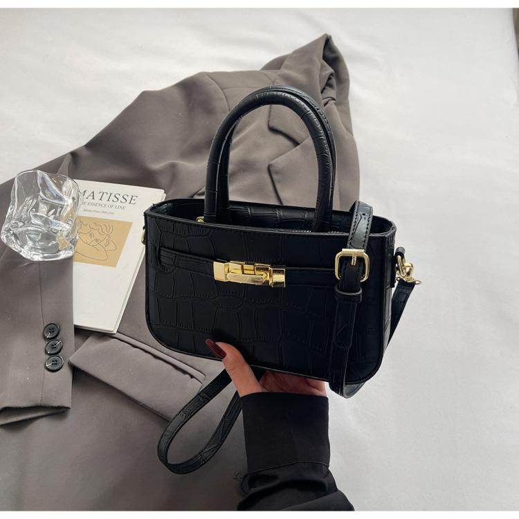 2025 Spring New Women's Niche Underarm Bag Retro Fashion Clutch Bag Premium Feeling Baguette Shoulder Messenger Bag