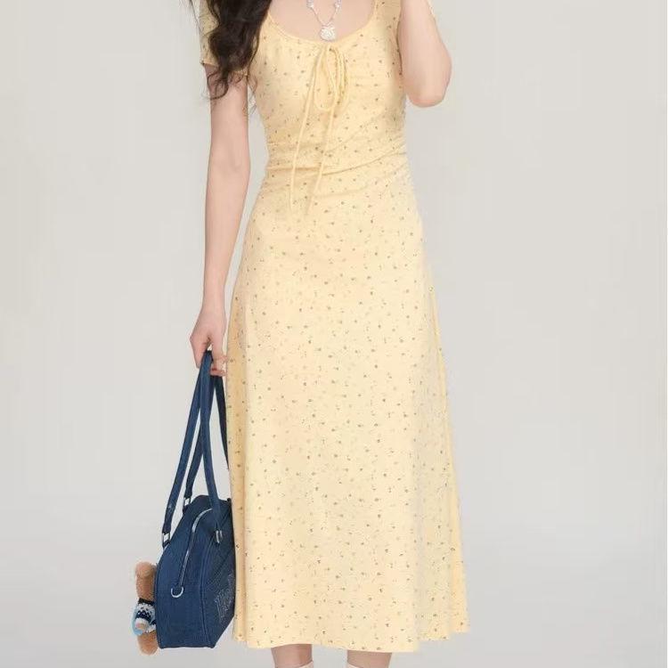 Elegant Yellow Floral Slim-Fit Summer Dress with Lace and Square Neck Short Style