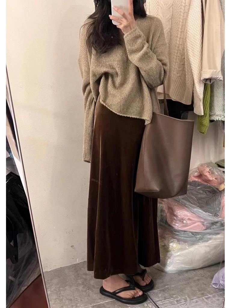 Elegant Fishtail Skirt: Velvet, Warm, Age-Reducing, Versatile