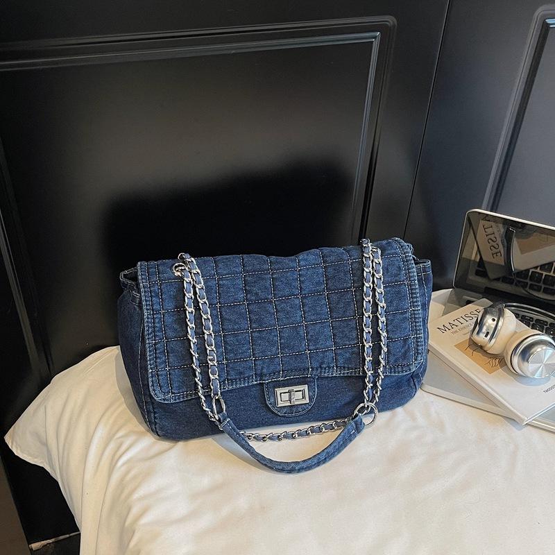 

Denim bag women s 2025 new fashionable large-capacity chain shoulder bag high-value class commuter tote bag темно-синього кольору