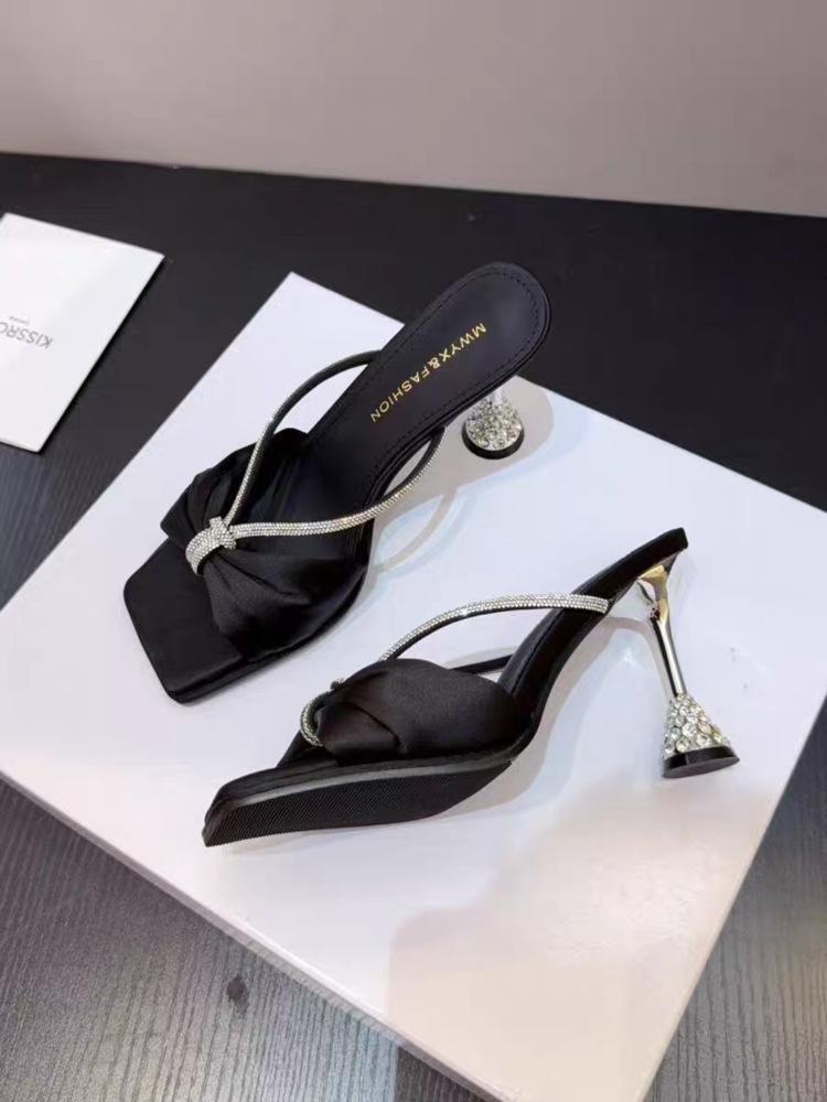 Wearing rhinestone bow open-toed high heels summer new waterproof table horseshoe heel one-word cool slippers women 34 чёрный 6269₽