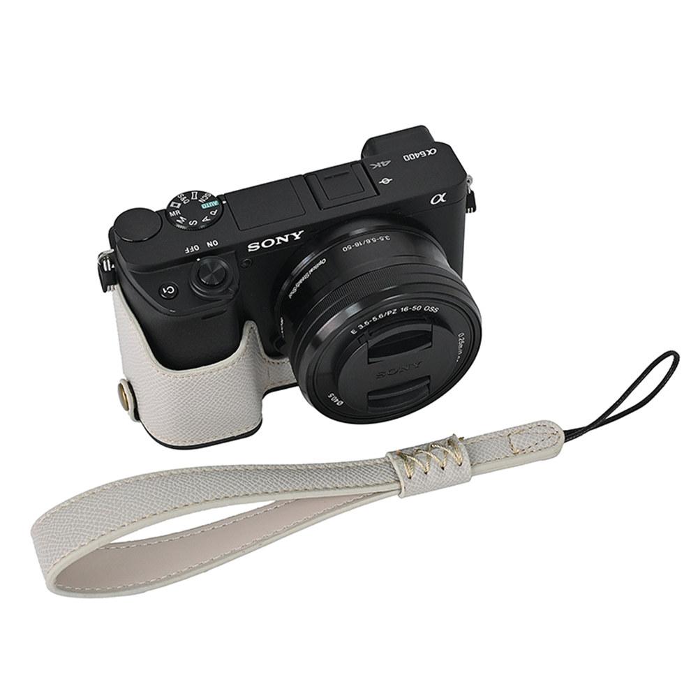 PU kožené pouzdro na polovinu těla fotoaparátu s potiskem dlaně pro Sony A6400 A6300 A6000 A6100, spodní kryt s otvorem na baterii a popruhem na ruku