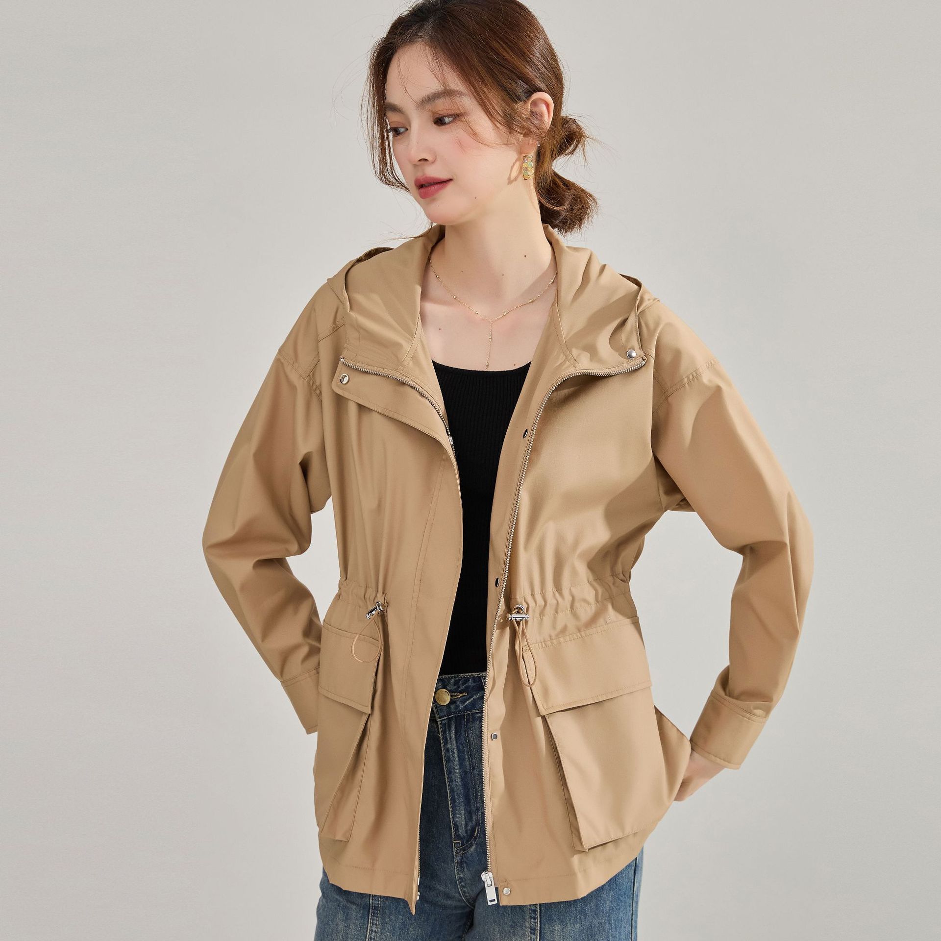 

Весна новая свободная повседневная куртка-ветровка в стиле милитари с капюшоном, кулиской на талии, тонкий хлопковый короткий тренч 15786 L хаки