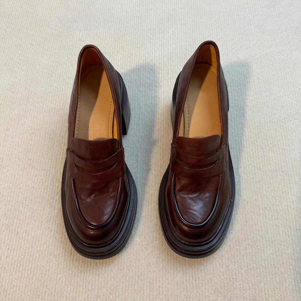 thick-soled thick-heeled loafers, women's retro style, small people increase their height and pedal simple small leather shoes.