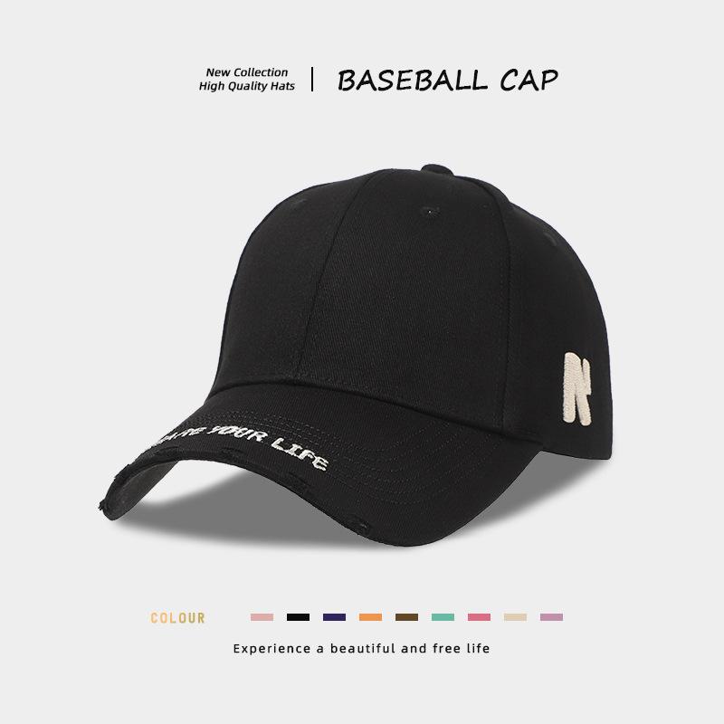 The New Simple and Versatile Baseball Cap for Men and Women Couples Has a Large Head Circumference, a Wide Brim, a Soft Top, and a Small Peaked Cap.