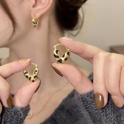 Zlaté náušnice ve tvaru srdce s leopardím potiskem: Dámské luxusní retro náušnice s výklenkovým designem pro podzim/zimu.