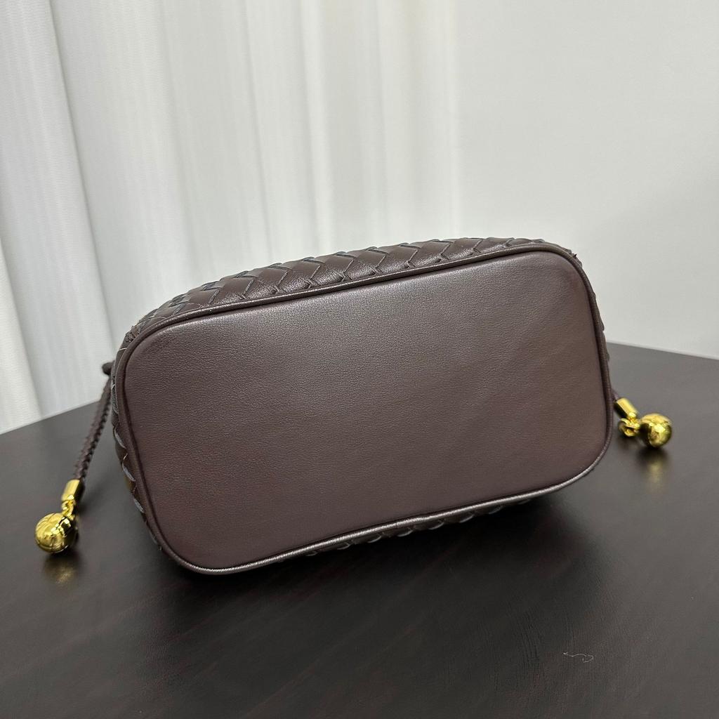 2025 New medieval fashion versatile leather square shoulder underarm crossbody tote bag woven bag hand bucket bag