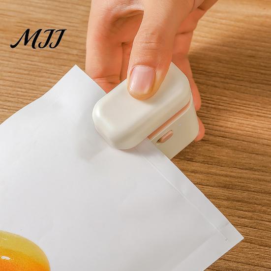 One Handed Bag Sealer for Travel Mini Sealer, Magnetic Rechargeable Heat Snack Plastic Portable Coffee Bags Bags, Food Freshness Clip, Quick Resealing