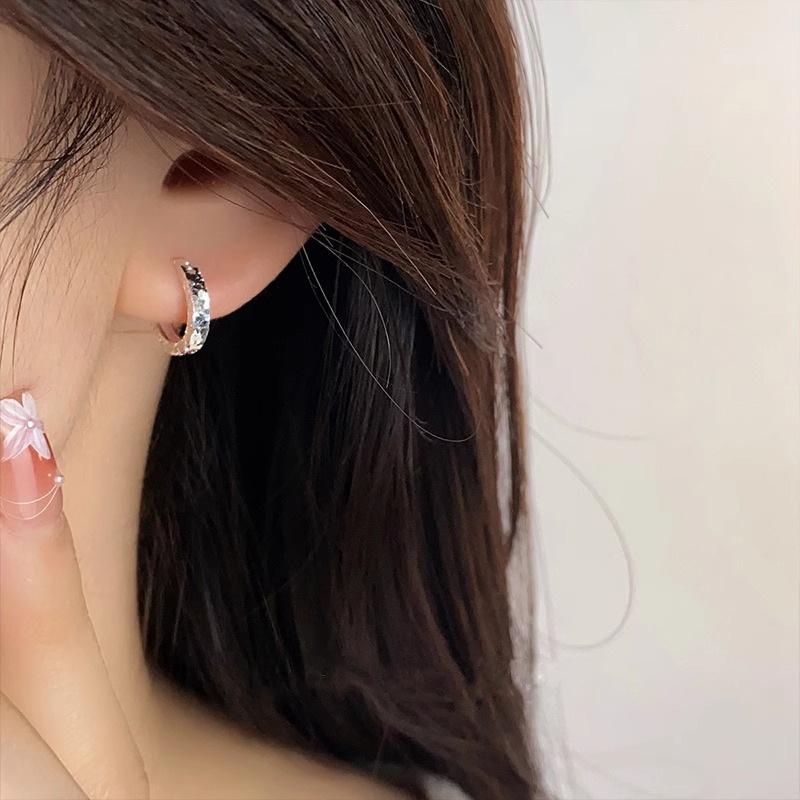 Simple Broken Ice Ice Circle Earrings Female Senior Sense of Light Luxury Niche Cold Wind Temperament Versatile Ear Buckle Earrings Casual Daily