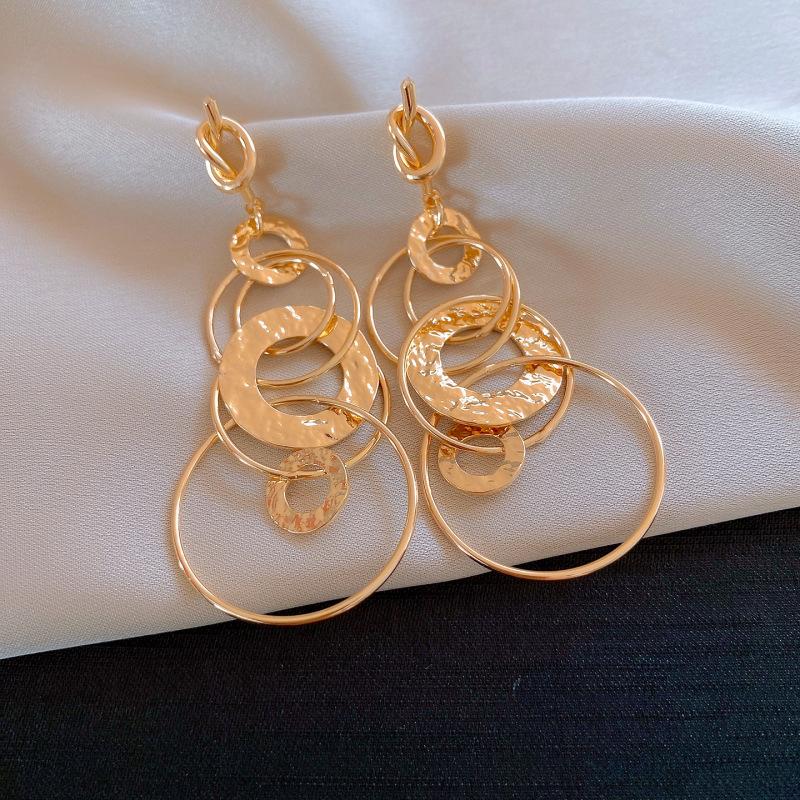 

Silver needle knotted pleated hollow round fringed earrings European and American personality temperament earrings light luxury high-end earrings
