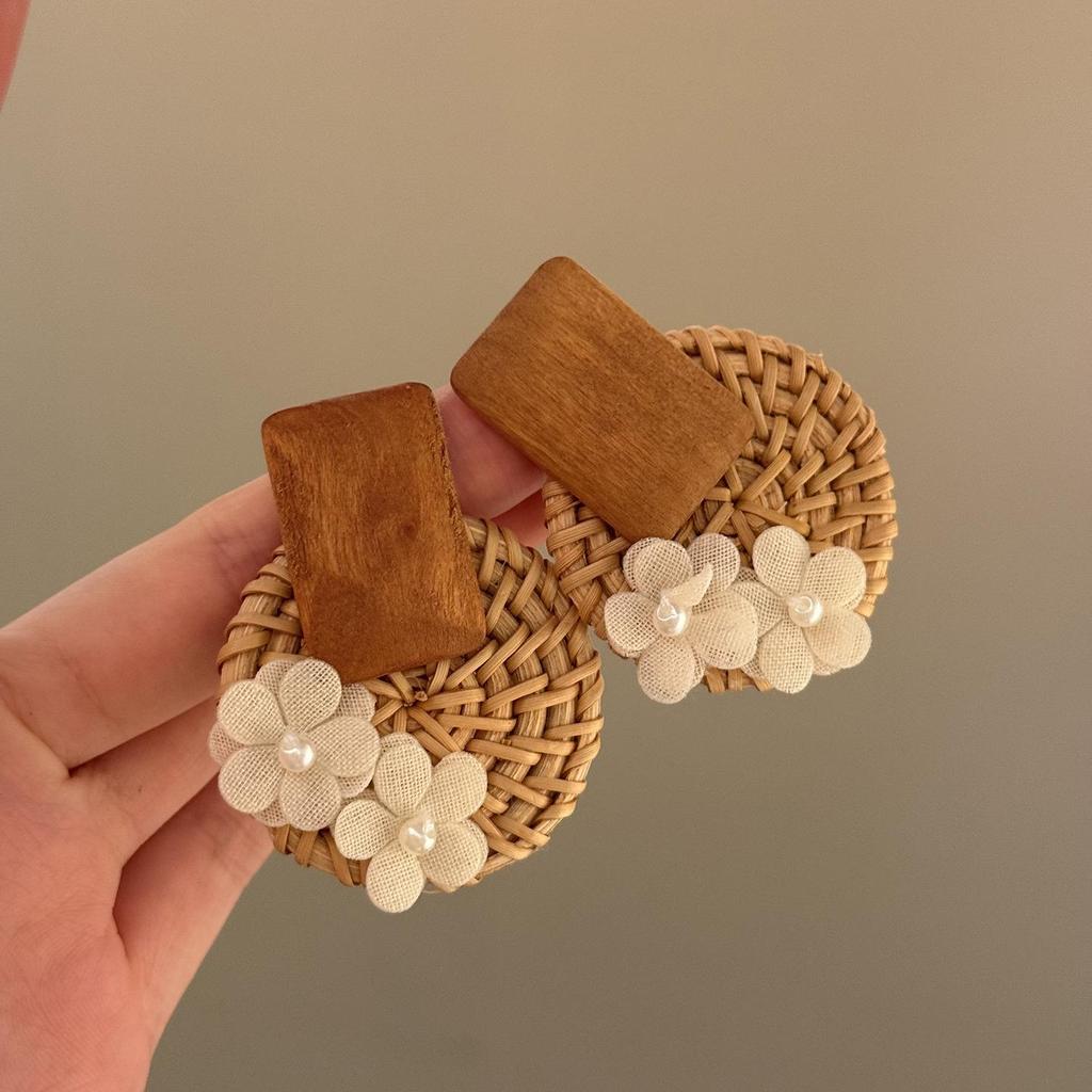 Silver Needle Round Resin Rattan Woven Earrings - Light Luxury High-End Studs, Fashionable Temperament Design