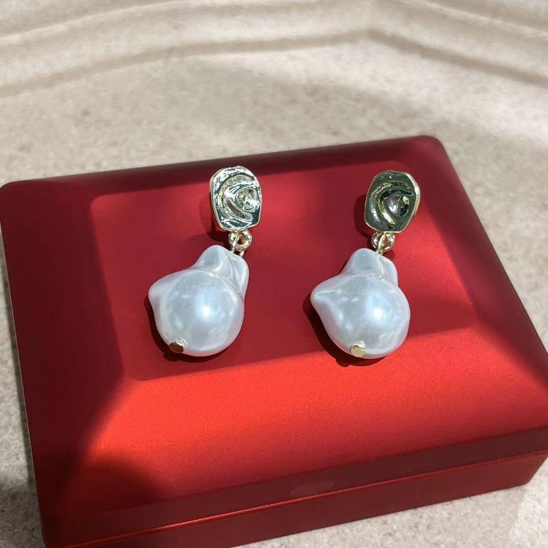 New French Retro Baroque Pearl Pendant Earrings for Women Ms Fashion Elegant Metal Jewelry Party Accessories