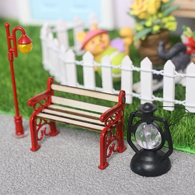 2 pezzi/set1:12 Casa delle Bambole Miniatura Panchina da Parco in Legno Lampione Abito Ornamenti per Giardino Fatato Modello Arredamento Esterno Giocattoli