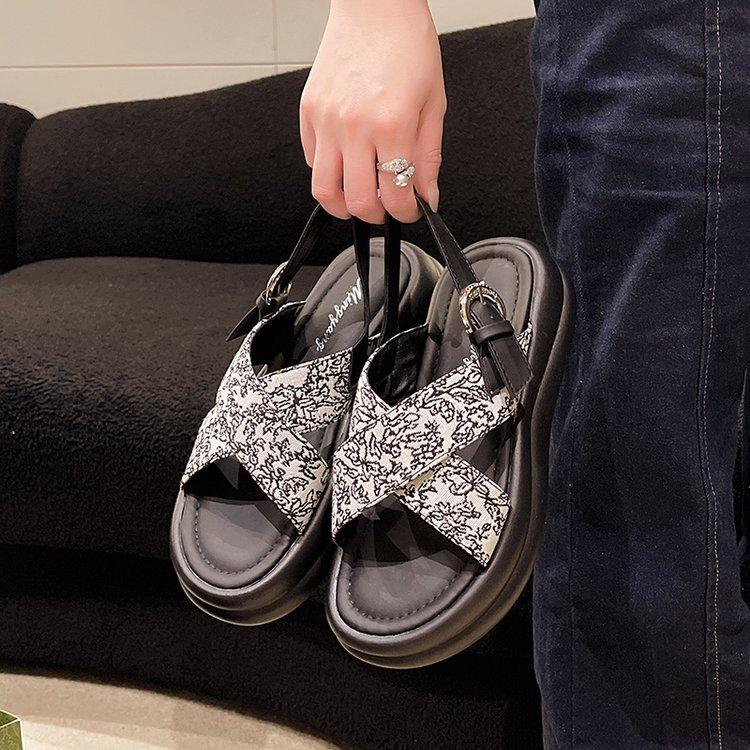 New Chinese style sandals women's 2024 summer new casual versatile thick-soled pregnant women super fire stepping on shit beach shoes