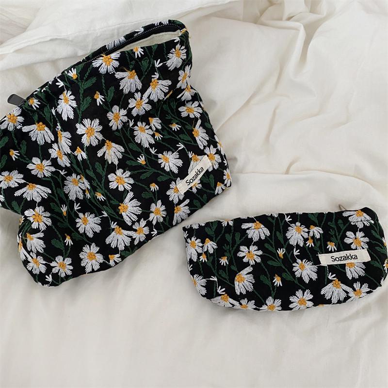 Embroidered Daisy Cosmetic Bag: Simple, Portable, Literary Style with Large Capacity for Storage
