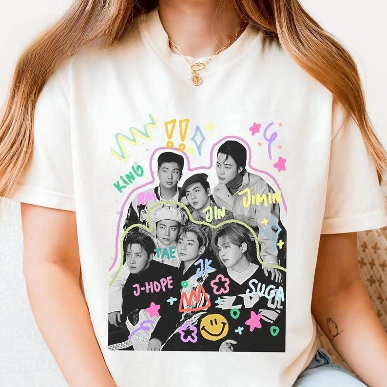 

Футболка BTS World Tour 2026, Концертная футболка Kpop, Футболка для фанатов Bangtan Boys, Мерч с концерта Kpop, Подарок для ARMY, Музыкальная футболка с концерта, Возвращение BTS 4XL