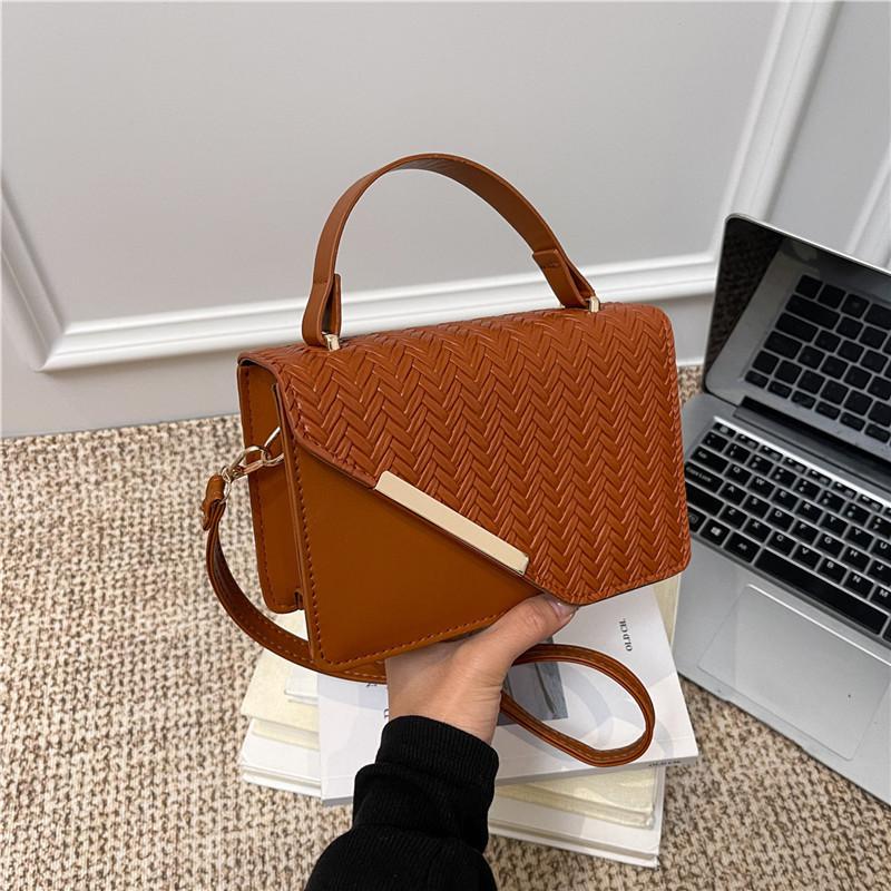 Sac bandoulière femme style urbain en PU avec bandoulière chaîne pour un usage quotidien décontracté