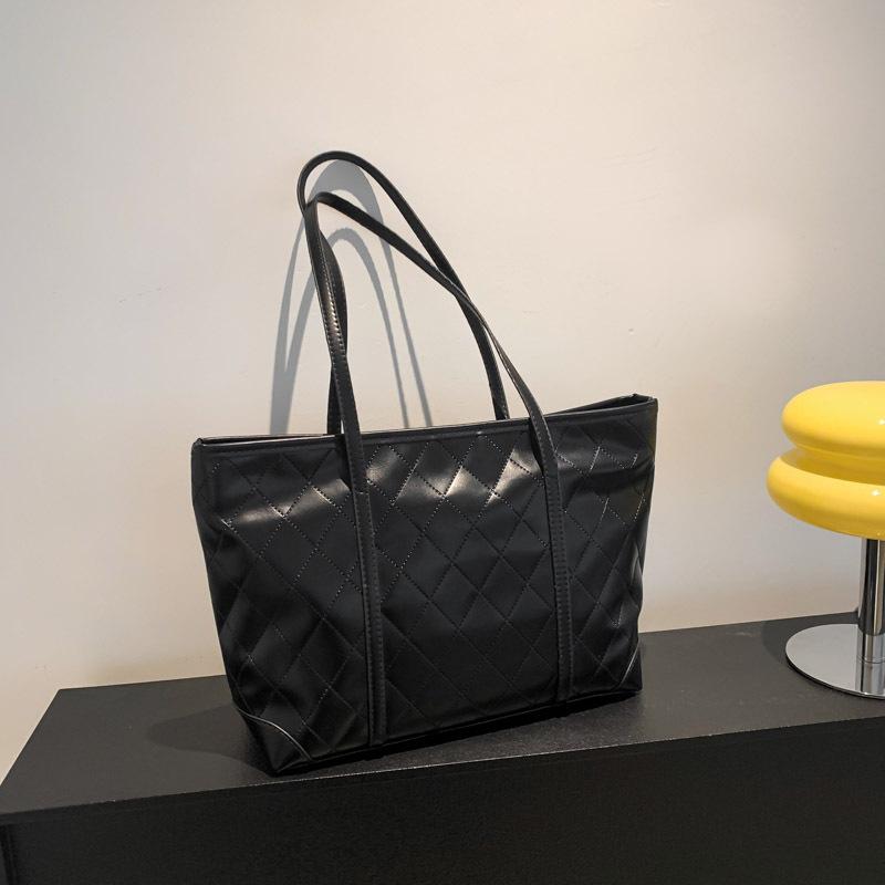 Casual Diamond Tote Bag New Fashionable Handbag Personalized Large Capacity Underarm Bag Simple Shoulder Bag