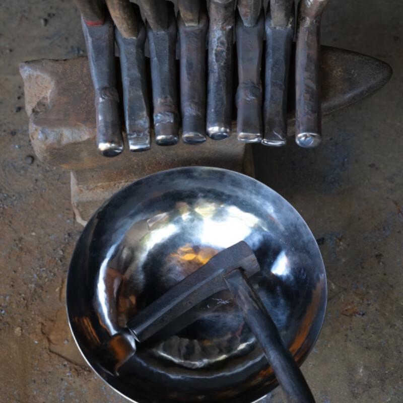 Oryginalny, ręcznie robiony wok z kutego żelaza Zhangqiu, wykończenie lustrzane