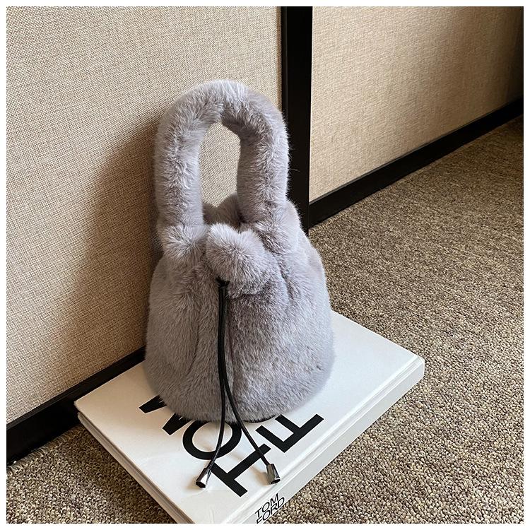 

Осень и зима новая плюшевая сумка женская корейская версия модная портативная сумка-ведро с затягивающимся шнурком простая одноплечевая через плечо меховая сумка женская серый