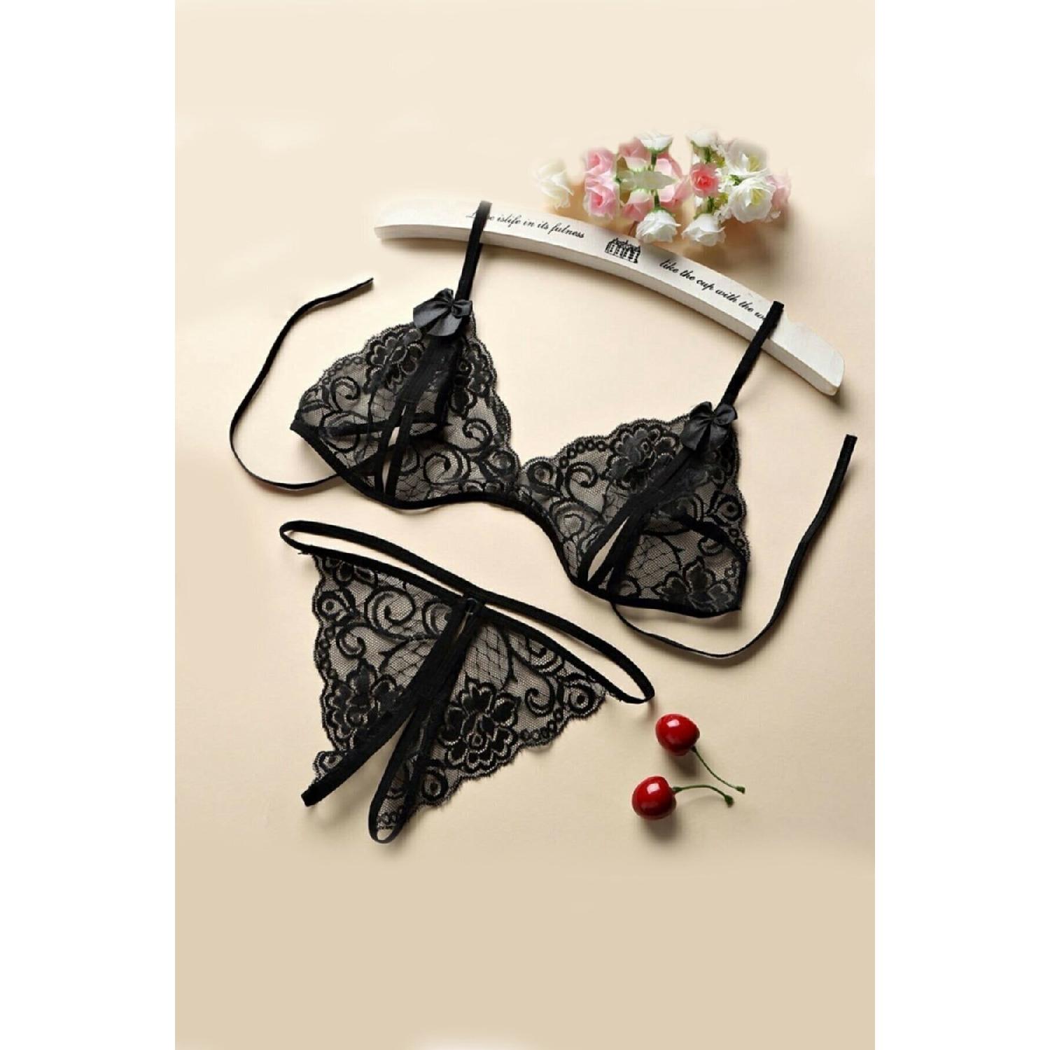 

Кружевной черный комплект нижнего белья