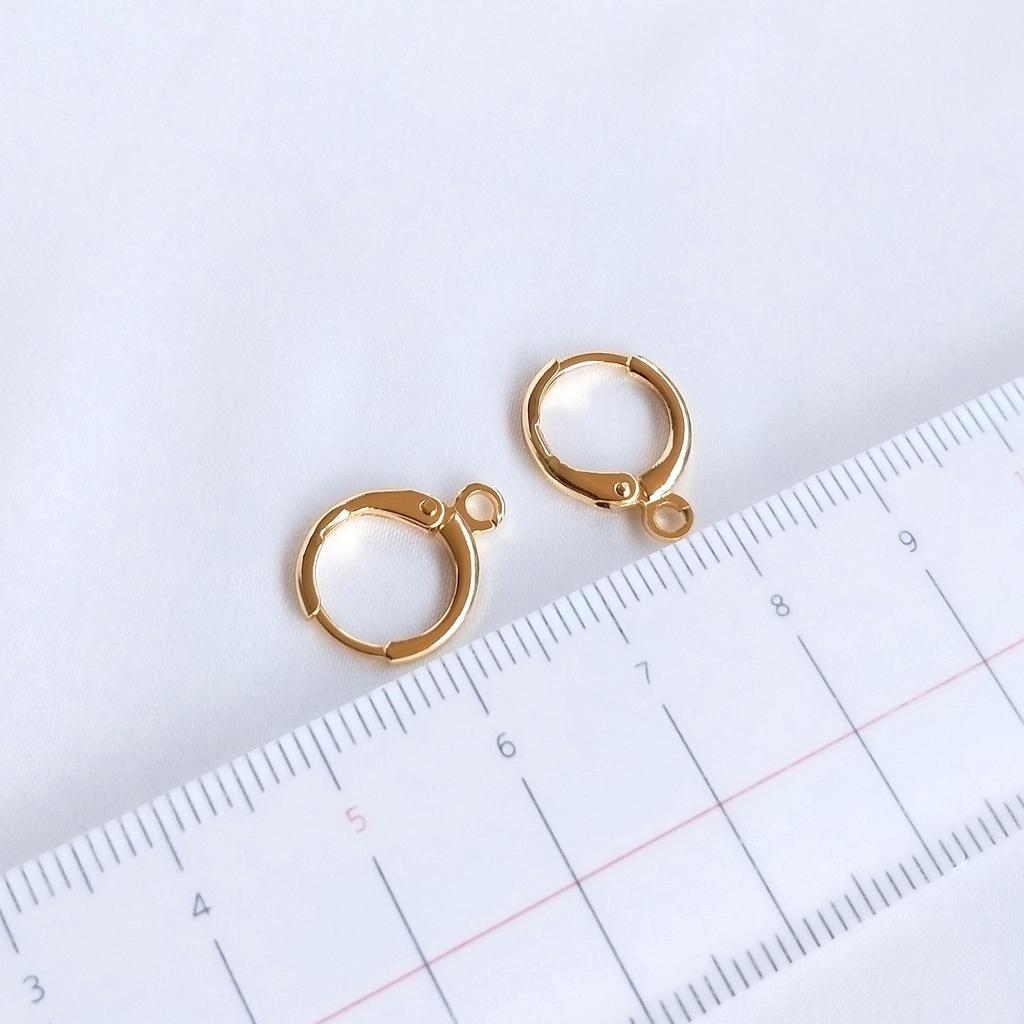 Kolczyki klipsy okrągłe zachowujące kolor wypełnione 14-karatowym złotem, europejskie nausznice, popularne ręcznie robione akcesoria jubilerskie.