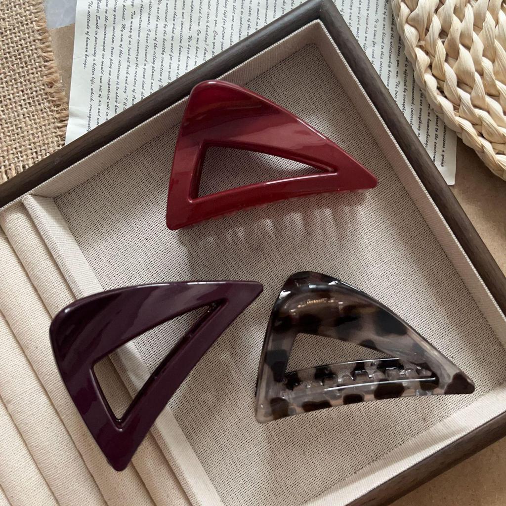 Trendy Medium-Sized Oblique Triangle Shark Hair Clip with Airy Texture – Korean Style Accessory