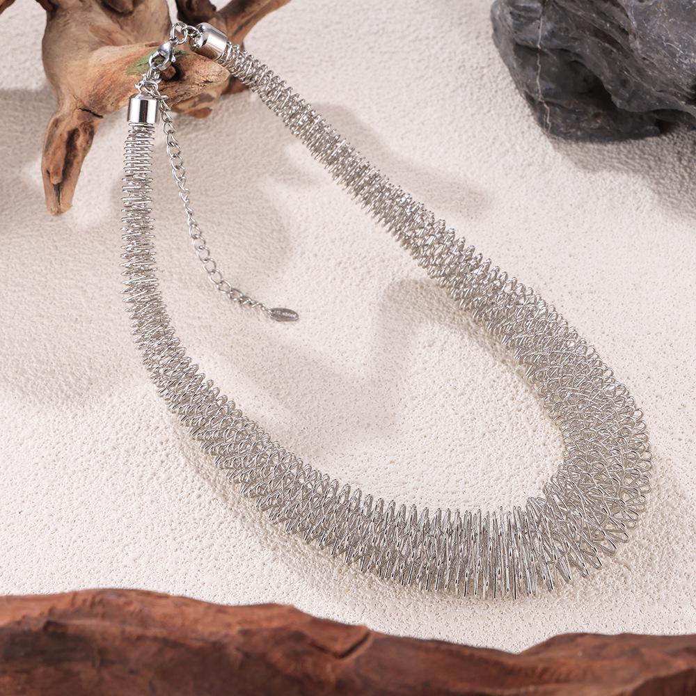 Extra velký pružinový trendy zlatý choker s přehnaným designem z titanové oceli
