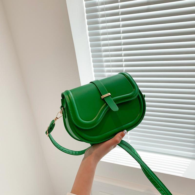 Trendige Stilvolle Satteltasche Für Damen Mit Schickem Minimalistischem Design Und Weicher Textur