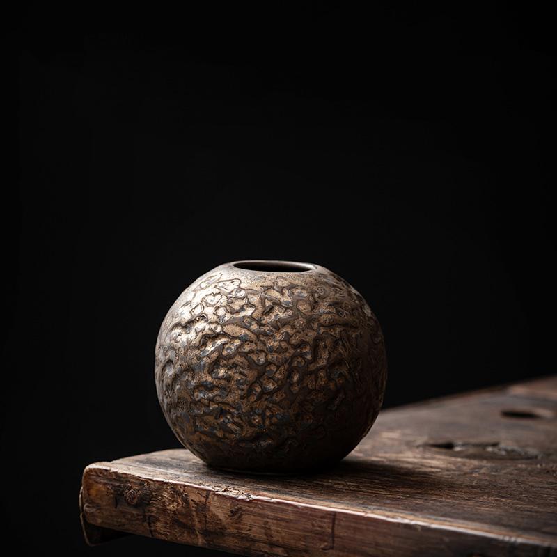 Dekoracja w postaci ceramicznego wazonu vintage, aranżacja kwiatowa do salonu, kreatywna prostota, wazon hydroponiczny, dekoracja na biurko