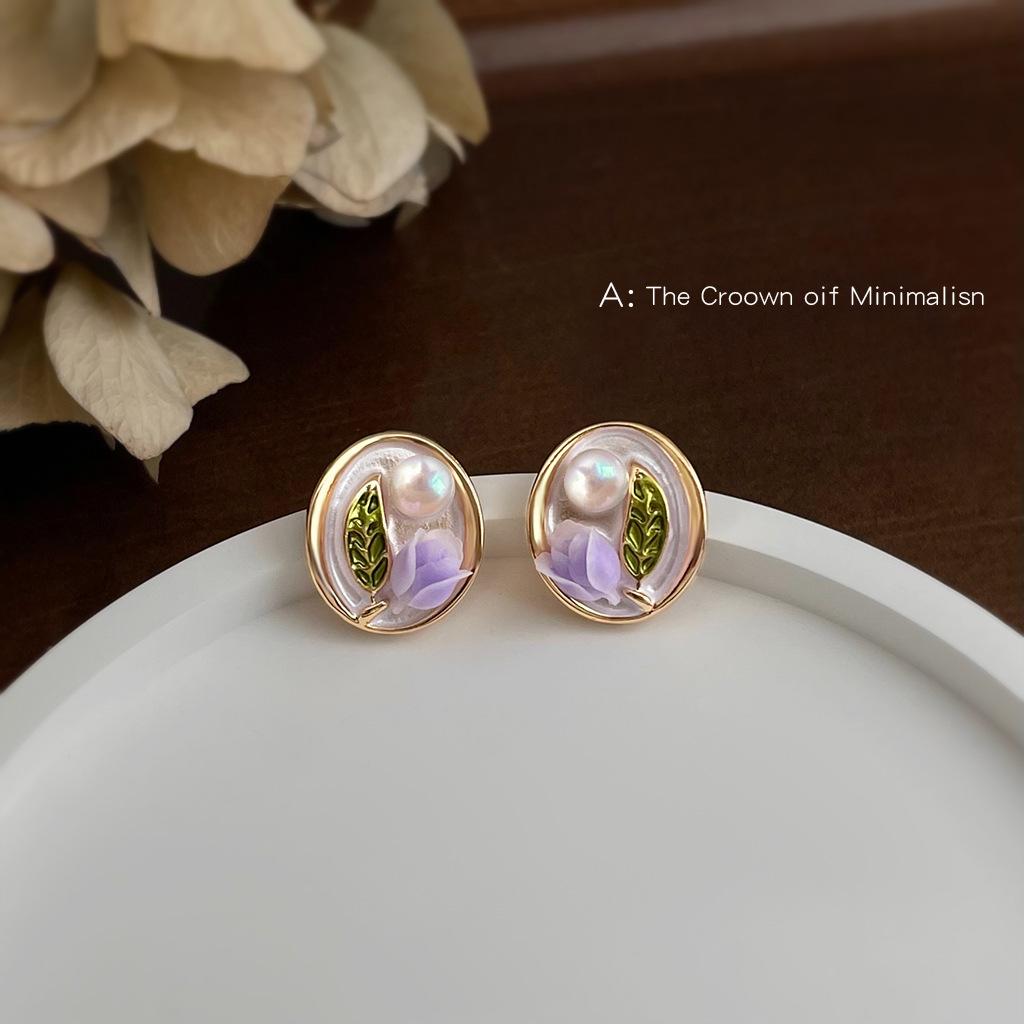 Серьги-гвоздики с пресноводным жемчугом, фиолетовым тюльпаном, ручной росписью, эмалью, капельной глазурью, новая коллекция, серьги-гвоздики в стиле масляной живописи